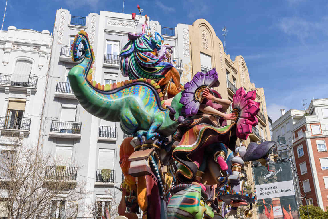 Valencia - fallas 2023 - 9 premio - falla Av. Reino de Valencia-Duque de Calabria - Llámalo amor llámalo 06.jpg